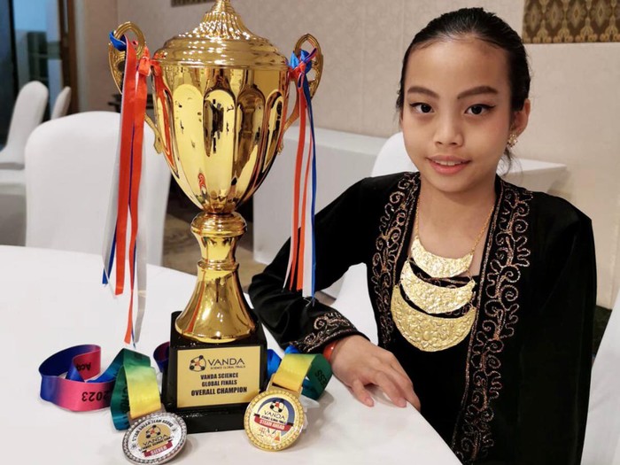 Victoria Severine Liono berhasil meraih Juara Dunia (Overall World Champion) dengan peringkat nilai tertinggi di ajang VANDA International Science Global Finals 2023 STEAM AHEAD Competition.