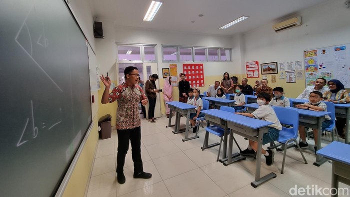 Wali Kota Eri Cahyadi saat berkunjung ke Xin Zhong School, Surabaya.
