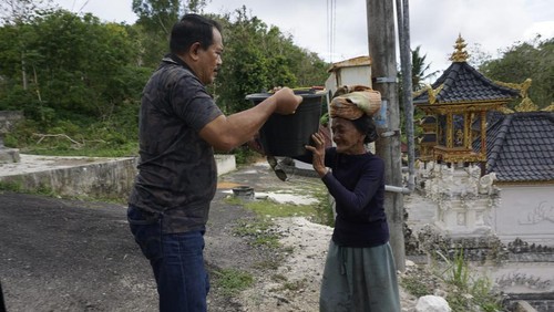 Warga Nusa Penida akhirnya bisa merasakan air bersih mengalir di kampung mereka.