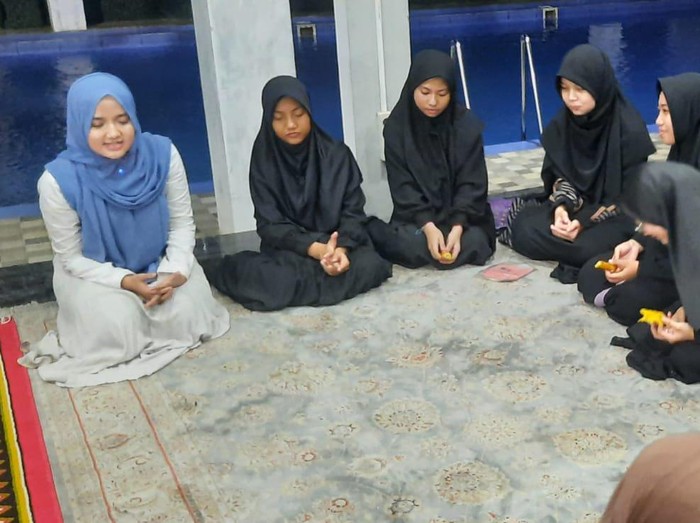 Wirda Mansur bersama para santriwati.