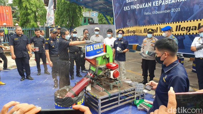 17 Juta batang rokok ilegal dimusnahkan Bea Cukai Palembang.