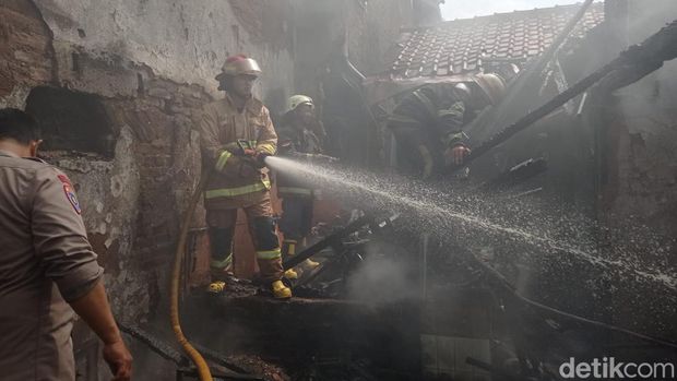 4 rumah terbakar di Citeureup, Dayeuhokolot, Kabupaten Bandung pada Rabu (13/12.2023)