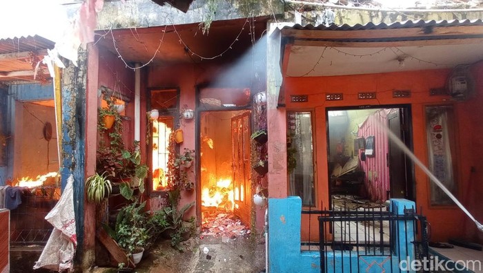 4 rumah terbakar di Citeureup, Dayeuhokolot, Kabupaten Bandung pada Rabu (13/12.2023)