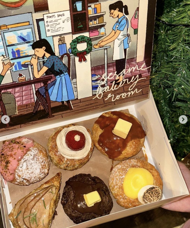 5 Hampers Natal Unik Selain Cake, Ada Scones dan Choux Pastry!