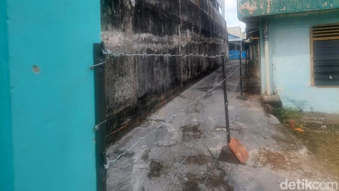 Akses jalan warga di Sekip Jaya, Palembang dipagar kawat duri.
