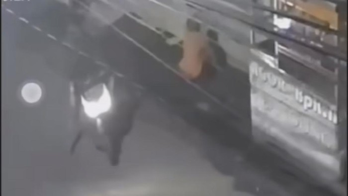 Aksi dua orang pria curi penutup got di Sukaraja, Bogor, terekam CCTV