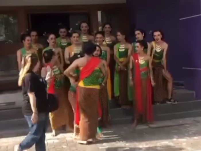 Aksi mahasiswa yang menggelar acara Pentas Akhir Tahun (PAT) yang di adakan dari Himpunan Mahasiswa Seni Tari (HIMA SETA), Universitas Negeri Yogyakarta. Videonya mendadak viral di Instagram