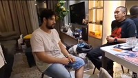 Ammar Zoni tak berkutik saat diinterogasi Kasatnarkoba Polres Metro Jakarta Barat AKBP Indrawienny Panjiyoga. Dia dalam kondisi sadar saat ditangkap. (dok. Istimewa)