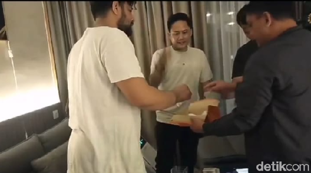 Ammar Zoni ditangkap polisi terkait kasus narkoba di apartemen di Serpong, Tangsel, pada Selasa (12/12/2023) malam.