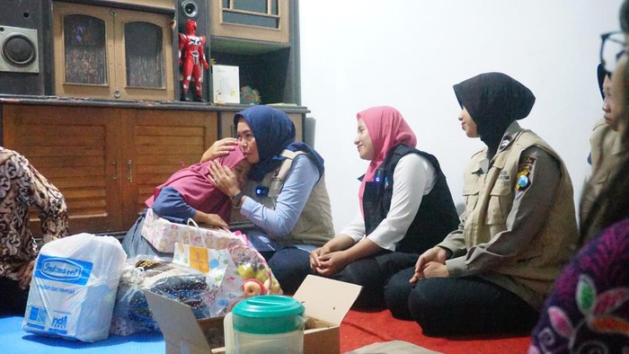 Informasi dalam artikel ini tidak ditujukan untuk menginspirasi kepada siapapun untuk melakukan tindakan serupa. Bagi Anda pembaca yang merasakan gejala depresi dengan kecenderungan berupa pemikiran untuk bunuh diri, segera konsultasikan persoalan Anda ke pihak-pihak yang dapat membantu seperti psikolog, psikiater, ataupun klinik kesehatan mental.