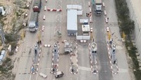 Reuters dapat memastikan lokasi tersebut berdasarkan bangunan, pagar pembatas, tanaman hijau, dan tata letak jalan yang sesuai dengan citra satelit di area tersebut.