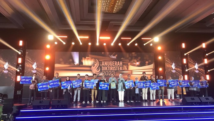 Direktorat Jenderal Pendidikan Tinggi, Riset, dan Teknologi (Ditjen Diktiristek) memberikan penghargaan kepada detikcom sebagai media daring terbaik. Penghargaan itu disampaikan dalam acara Anugerah Diktiristek 2023 kategori Jurnalis dan Media.