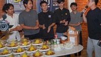 Dalam peresmian di kantor terbarunya tersebut, Baim Wong menyajikan banyak tumpeng mini yang kemudian dibagikan ke karyawannya. Foto: Instagram @baimwong