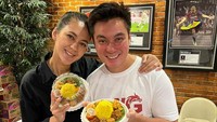 Saat kantornya telah selesai, istri Paula Verhoeven pun meresmikan dengan menyajikan tumpeng mini, seperti yang dibawa oleh ia dan Paula. Foto: Instagram @baimwong