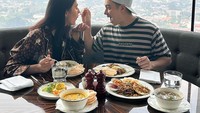 Baim Wong dan Paula Verhoeven memang dikenal sebagai sepasang suami istri yang selalu romantis. Seperti yang terlihat dari momen kuliner berdua ini. Foto: Instagram @baimwong