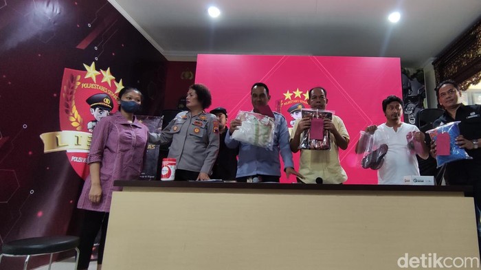 Jumpa pers perempuan pembuang bayi ditutup daun jati di Semarang.