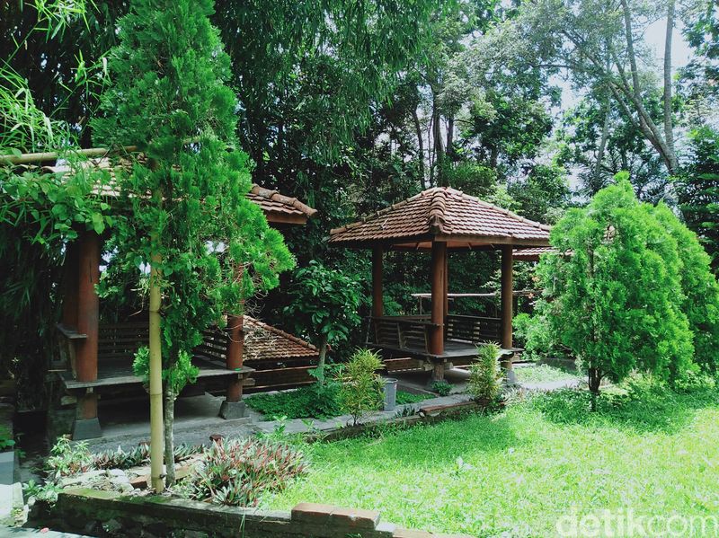 Gazebo dan Panggung Terbuka di Blue Lagoon Jogja.