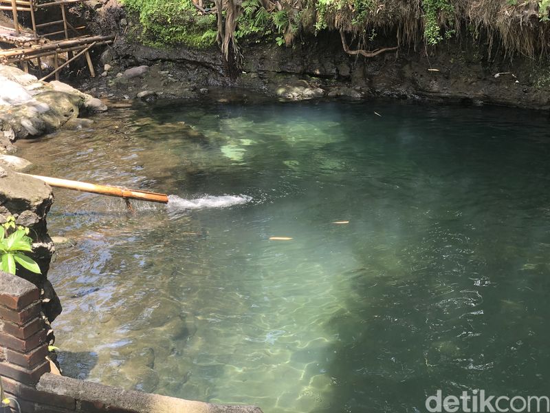 Pemandian dengan Air Berwarna Hijau Kebiruan di Blue Lagoon Jogja.