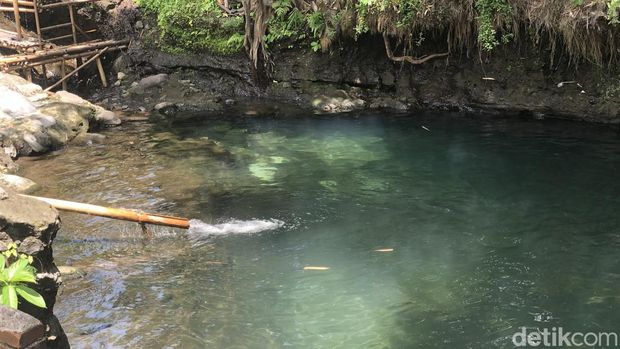 Pemandian dengan Air Berwarna Hijau Kebiruan di Blue Lagoon Jogja.