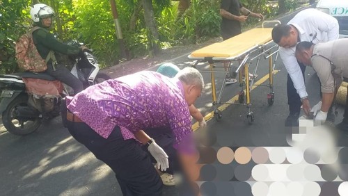 Penanganan WNA yang menjadi korban tabrak lari di jalan raya pesinggahan, Dawan Klungkung, Selasa (12/12/2023) sore. (foto : istimewa).