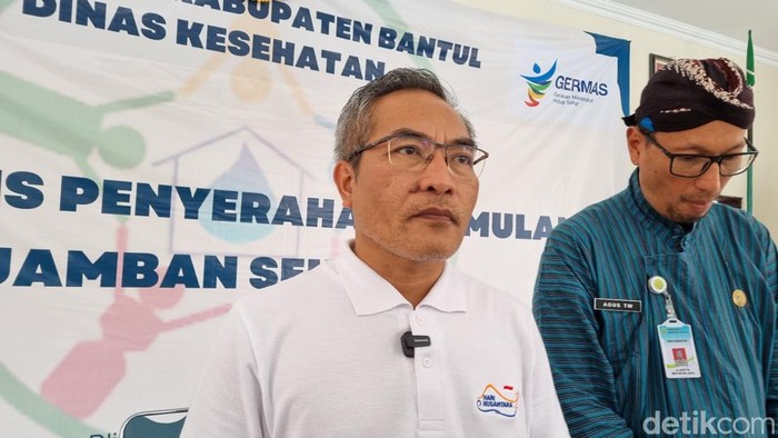 Bupati Bantul, Abdul Halim Muslih saat memberikan keterangan di Dlingo, Bantul, Rabu (13/12/2023).
