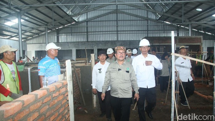 Bupati Cirebon Imron Rosyadi saat lakukan safari pembangunan.