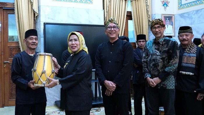 Bupati Serang Ratu Tatu Chasanah memberikan bantuan gendang penca atau patingtung kepada 20 paguron di Kabupaten Serang.