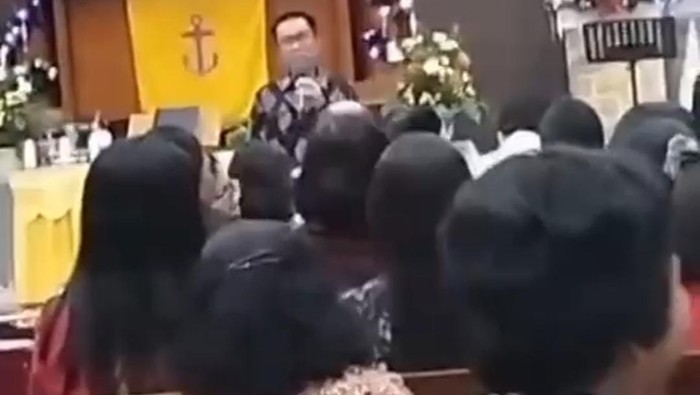 Caleg Gerindra Aris Titti diduga kampanye di salah satu gereja di Kota Makassar, Sulsel.