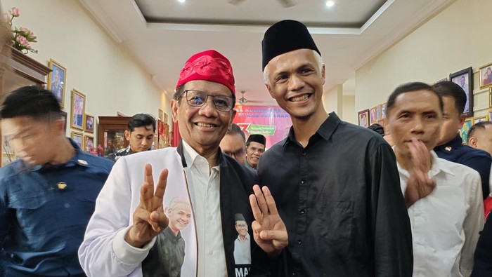 Cawapres nomor urut 3, Mahfud Md, berswafoto dengan Ganjar KW di Kabupaten Lebak, Banten