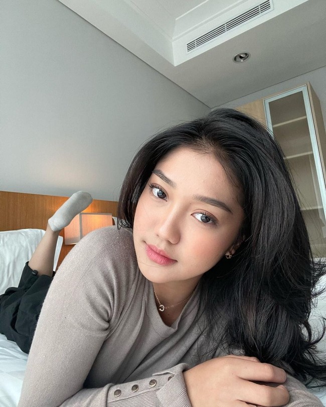 Chika juga diketahui sempat menjadi salah satu talent di RANS Entertainment milik Raffi dan Nagita. Namanya kemudian semakin banyak dikenal usai dikabarkan berpacaran dengan Thariq Halilintar. Sayangnya hubungan keduanya hanya berlangsung sekitar 3 bulan. Foto: dok Instagram