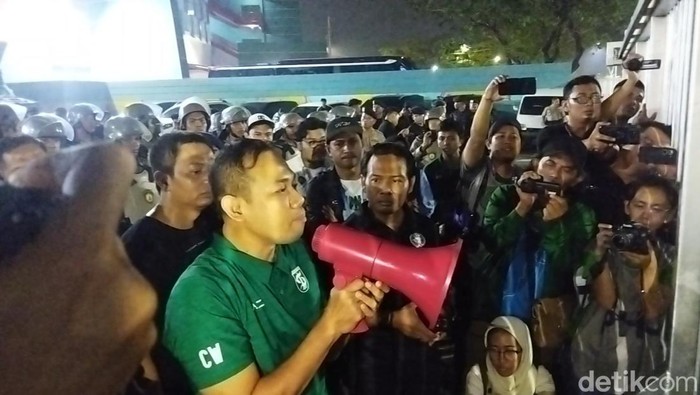 Direktur Operasional Persebaya Candra Wahyudi memastikan Yahya Alkatiri selaku manajer telah out di hadapan para bonek di Stadion Gelora Bung Tomo, Surabaya.