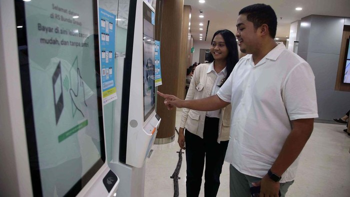 VP Digital Transformation Marcomm PT Bundamedik Tbk Bayu Janitra Wirjoatmodjo, bersama Chief Operation Officer Asa Ren Antony Subagia,  Hospital Director RSIA Bunda Jakarta, dr. Imelda Rachmawati, MARS, Founder & CEO Asa Ren Aloysius Liang, Komisaris PT Bundamedik Tbk Rito Alam Rizal Sini, CEO Group BMHS & Managing Director PT Bundamedik Tbk (BMHS) Nurhadi Yudiyantho, Regional CEO PT Bank Mandiri (Persero) Tbk Jan Winston, Chief Marketing Officer Yokke Willy Chandry, dan VP Ground Services PT Garuda Indonesia (Persero) Tbk Berthon Hutapea dalam sesi diskusi panel BMHS di RSIA Bunda Jakarta bertajuk 
