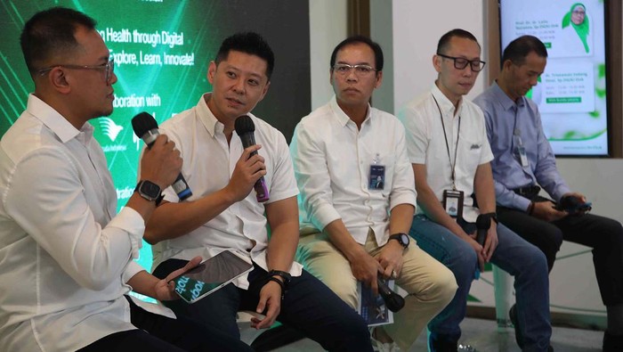 VP Digital Transformation Marcomm PT Bundamedik Tbk Bayu Janitra Wirjoatmodjo, bersama Chief Operation Officer Asa Ren Antony Subagia,  Hospital Director RSIA Bunda Jakarta, dr. Imelda Rachmawati, MARS, Founder & CEO Asa Ren Aloysius Liang, Komisaris PT Bundamedik Tbk Rito Alam Rizal Sini, CEO Group BMHS & Managing Director PT Bundamedik Tbk (BMHS) Nurhadi Yudiyantho, Regional CEO PT Bank Mandiri (Persero) Tbk Jan Winston, Chief Marketing Officer Yokke Willy Chandry, dan VP Ground Services PT Garuda Indonesia (Persero) Tbk Berthon Hutapea dalam sesi diskusi panel BMHS di RSIA Bunda Jakarta bertajuk 