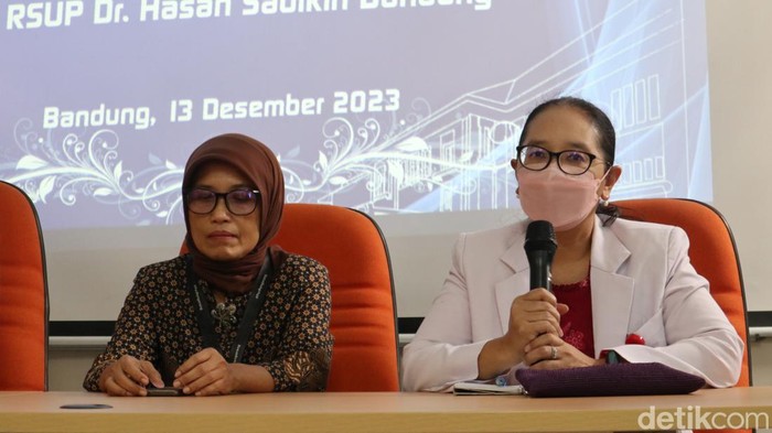 Dokter Spesialis Jiwa RSHS dr. Santi Andayani (kanan) saat memberikan pernyataan terkait ruang rawat inap bagi Caleg gagal.