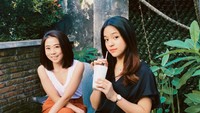 Bersama sahabatnya Eca memilih kafe yang teduh dengan suasana nyaman untuk berbincang. Sambil menyeruput minumannya ia tampak bahagia dalam obrolan tersebut. Foto: Instagram/elsaajapasal