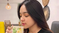 Eca yang sering menyambangi kafe lebih suka memesan minum hangat. Apalagi jika disajikan dengan cangkir yang cantik, ia tak lupa mengabadikannya. Foto: Instagram/elsaajapasal