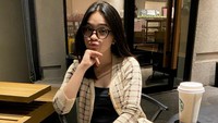 Saat bersantai minuman hangat tak boleh ketinggalan. Sambil melipir ke kafe Eca memesan segelas minuman untuk merileksasi dirinya. Foto: Instagram/elsaajapasal
