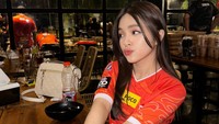 Eca yang juga menjadi brand ambassador klub gamers Aura Esport seringkali hadir dalam berbagai acara pertemuan. Salah satunya ketika berlangsung di kafe ini. Foto: Instagram/elsaajapasal