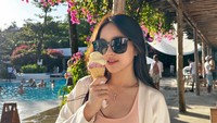 Saat berlibur Eca lebih suka mengunjungi tempat yang hangat. Tak lupa es krim di tangannya menjadi senjata untuk mendinginkan tubuh di bawah sinar matahari. Foto: Instagram/elsaajapasal