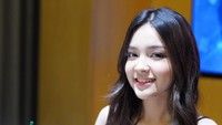Belum lama ini dirinya baru saja merayakan kue ulang tahun. Ruangan restoran VIP disewa untuk pestanya dilengkapi dengan kue yang cantik. Foto: Instagram/elsaajapasal