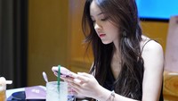 Wanita bernama asli Elsa Japasal ini paling senang kulineran. Restoran hingga kafe cantik tak pernah terlewat untuk dikunjunginya. Foto: Instagram/elsaajapasal