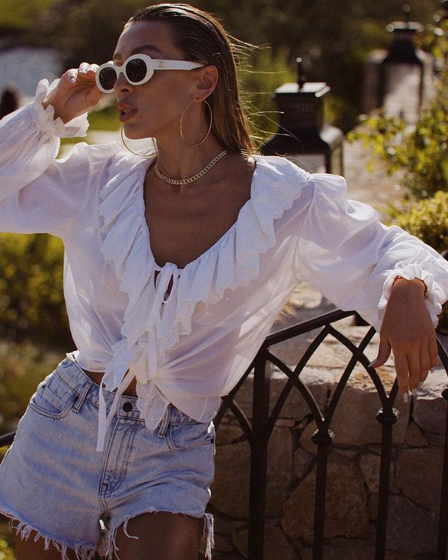 Sebelumnya ia pernah menikah dengan pengusaha Rusia, Dmitry Tsvetkov. Bersama mantan pasangannya, Elisina berbagi sejumlah mansion di Inggris senilai $ 20 juta atau Rp 321 miliaran. Mereka juga punya beberapa properti di Dubai dan Cyprus serta mobil mewah, perhiasan hingga koleksi seni. Foto: Instagram Elsina Khayrova