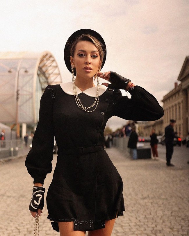 Tom Cruise dikatakan kedapatan tengah bermesraan dengan Elisina Khayrova dalam pesta di Grosvenor Square, London, Inggris beberapa waktu lalu. Dilaporkan Daily Mail, mereka terlihat nempel sepanjang malam yang memunculkan gosip bahwa keduanya berpacaran. Foto: Instagram Elsina Khayrova