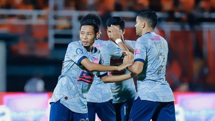 Evan Dimas melakoni debut bersama PSIS di kandang Borneo FC.