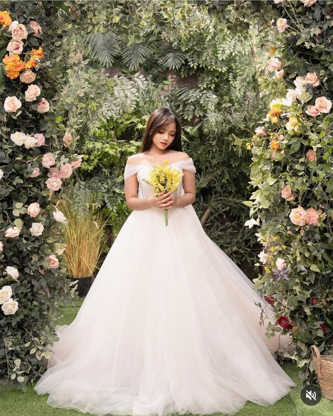 Selebriti internet berusia 21 tahun ini tampil dalam balutan gaun putih. Fuji tampil menawan seperti menjelma sebagai pengantin di drama Korea. Foto: Dok. @artizstudio.jakarta via Instagram @ fuji_an