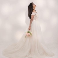 Gaun mewah otentik bergaya Korea yang dikenakan Fuji adalah karya dari desainer Grace Kelly. Dengan desain yang minimalis dan detail renda Fuji pun tampak elegan. Foto: Dok. @artizstudio.jakarta via Instagram @ fuji_an