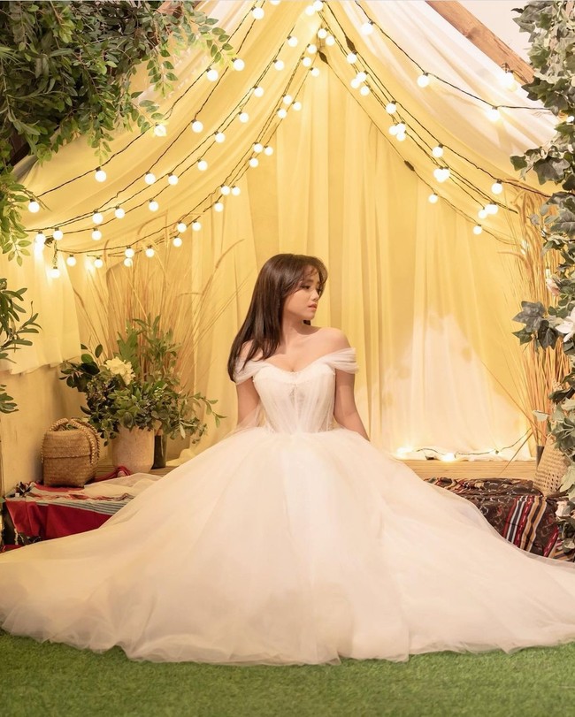 Ini penampilan Fuji saat mengenakan gaun bowl yang terbentang lebar dengan ekor menjuntai lantai. Detail lengan off-shoulder membuatnya berkilau dan menarik. Foto: Dok. @artizstudio.jakarta via Instagram @ fuji_an