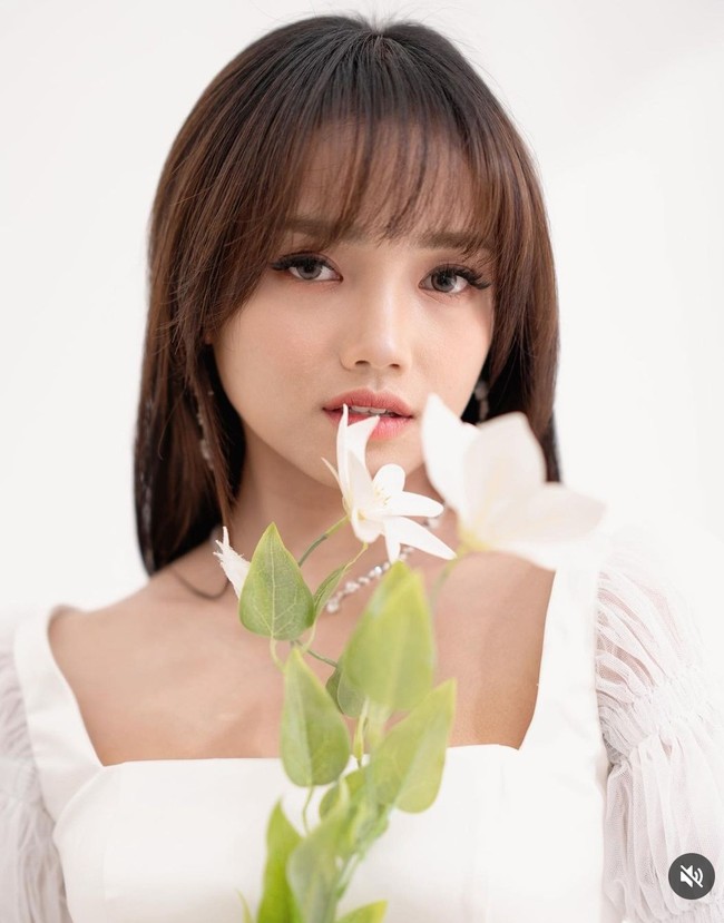 Gaya Fuji pada pemotretan memakai gaun putih bak pengantin ini telah disukai 1,5 juta lebih pengguna Instagram. Tak sedikit dari mereka memuji kecantikan Fuji dan menyebutnya sebagai pengantin di drama Korea. Foto: Dok. @artizstudio.jakarta via Instagram @ fuji_an