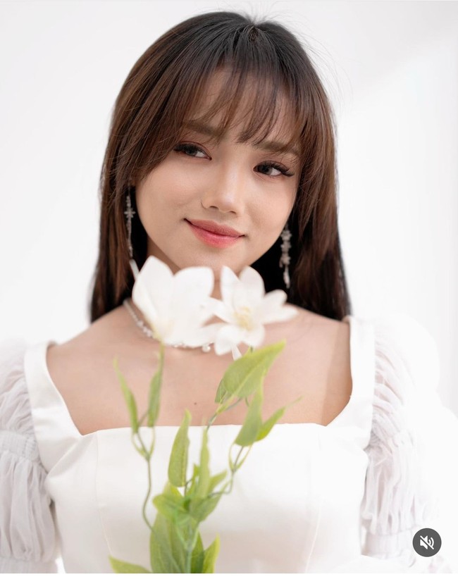 Fujianti Utami Putri menjalani pemotretan bersama Korean Artiz Studio. Penampilan Fuji yang memesona itu pun mencuri atensi setelah diunggah di Instagramnya. Foto: Dok. @artizstudio.jakarta via Instagram @ fuji_an