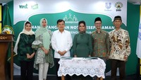 Ketua Umum DMIJusuf Kalla dan Ira Noviarti – Presiden Direktur Unilever Indonesia menandatangani MoU kerja sama gerakan masjid berish 2024 disaksikan jajaran direktur Unilever Indonesia beserta jajaran pimpinan pusat DMI di Jakarta.